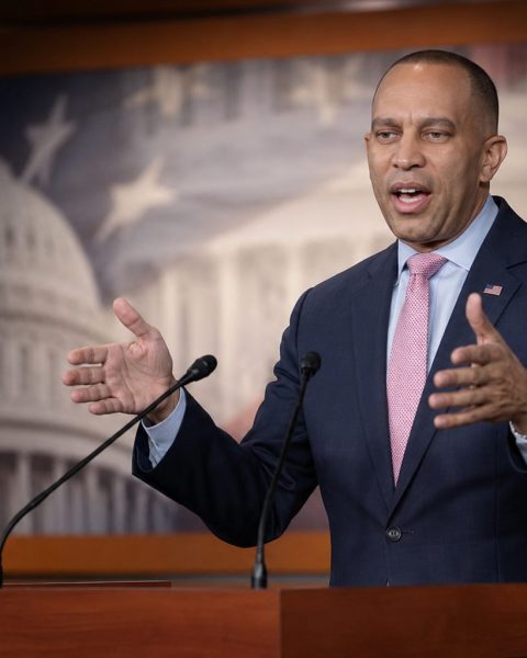 Jeffries Vows to ‘Bury’ GOP Map Push as Democrats Chase 2026 House Takeover