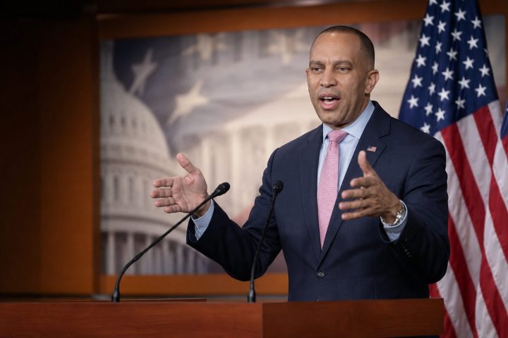 Jeffries Vows to ‘Bury’ GOP Map Push as Democrats Chase 2026 House Takeover